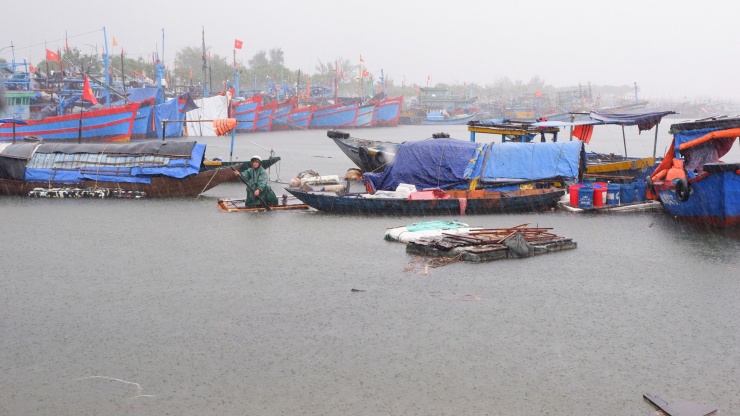 Hàng trăm tàu thuyền trong khu vực đã về neo đậu tại âu thuyền Thọ Quang